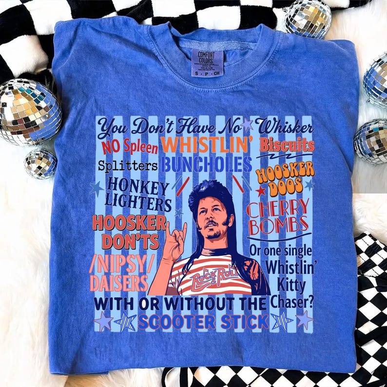 Pu&ograve; includere: T-shirt blu Comfort Colors con una grafica raffigurante un uomo con la mullet e del testo. Il testo include frasi come "You Don't Have No Whisker" e "Cherry Bombs". La maglietta ha un'estetica vintage e retr&ograve;.