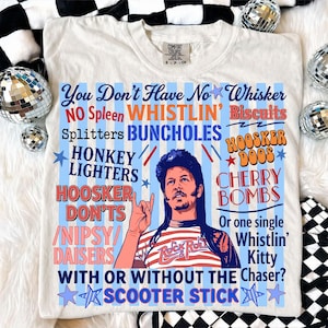Pu&ograve; includere: T-shirt color crema con grafica di un uomo e testo. Il testo include frasi come "You Don't Have No Whisker" e "Scooter Stick". Il design &egrave; in blu, rosso e bianco, con un'estetica retr&ograve;.