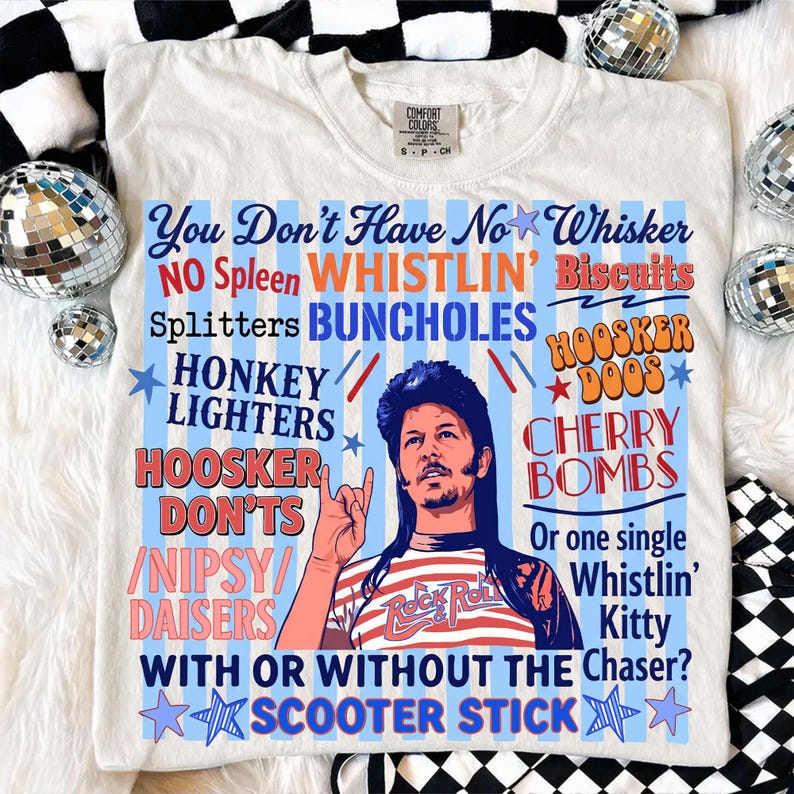 Pu&ograve; includere: T-shirt color crema con grafica di un uomo e testo. Il testo include frasi come "You Don't Have No Whisker" e "Scooter Stick". Il design &egrave; in blu, rosso e bianco, con un'estetica retr&ograve;.