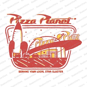 Può includere: Una grafica Pizza Planet rossa e gialla con un razzo, auto e il testo "Pizza Planet" e "Serving Your Local Star Cluster" su sfondo bianco. Il design ha uno stile retrò e vintage.