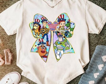 Speelgoedkarakter png, patriottische cartoonstrik png, 4 juli-personages png, rood wit blauw strikontwerp, thema vlag VS-vlag, png voor shirt