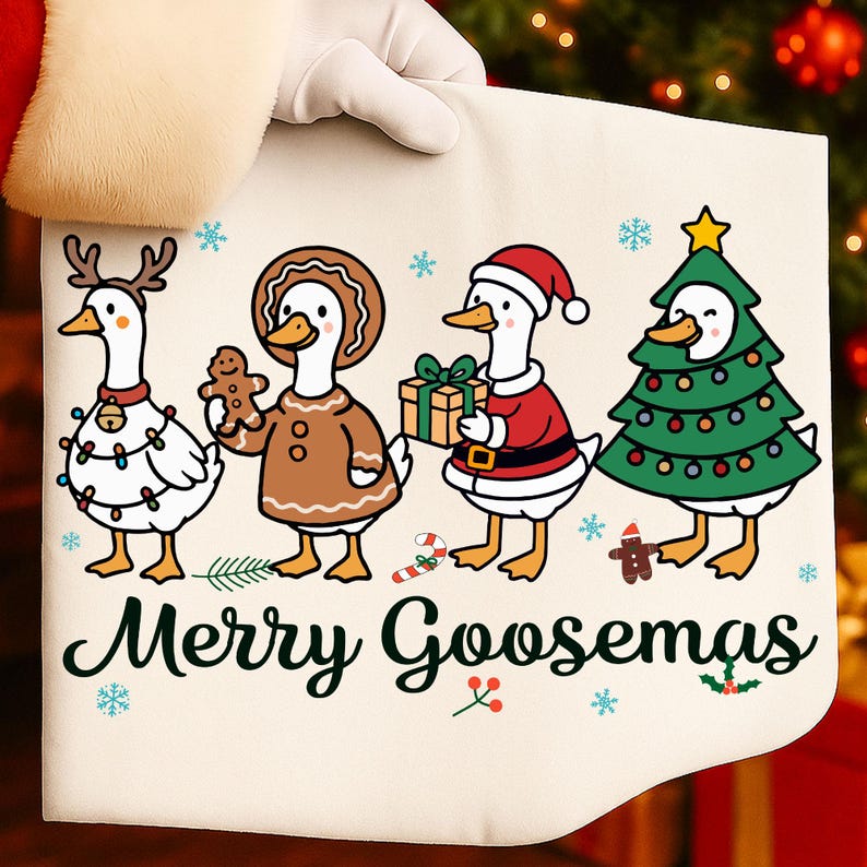 Peut inclure: Un tissu cr&egrave;me festif avec quatre oies de dessin anim&eacute; habill&eacute;es pour No&euml;l. L'une porte un serre-t&ecirc;te en forme de bois de renne, une autre tient un bonhomme en pain d'&eacute;pices et une troisi&egrave;me un cadeau. La derni&egrave;re oie est un sapin de No&euml;l. Le texte "Merry Goosemas" est &eacute;crit en dessous.