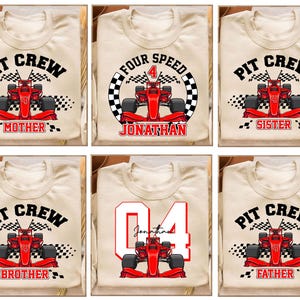 Op de afbeelding: Beige T-shirts met raceautographics. Elk shirt heeft een rode raceauto en de woorden "PIT CREW" erboven, met extra tekst eronder: "MOTHER", "SISTER", "BROTHER" en "FATHER". Eén shirt zegt "FOUR SPEED" en "JONATHAN".