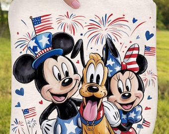 Pode incluir: Uma almofada creme com Mickey Mouse, Pluto e Minnie Mouse em trajes patrióticos. Mickey usa uma cartola e Pluto tem uma coleira vermelha. Fogos de artifício e bandeiras americanas decoram o fundo.
