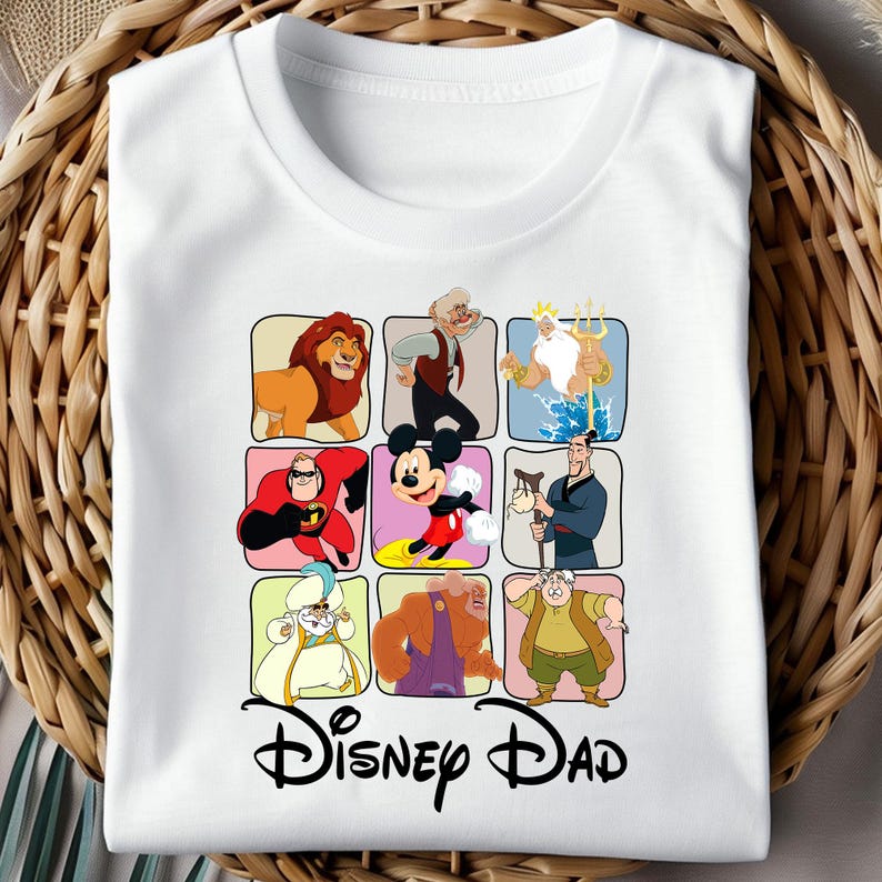 Pu&ograve; includere: T-shirt bianca con una griglia di illustrazioni di personaggi Disney, tra cui un leone, Topolino e altri. Le parole "Disney Dad" sono stampate in corsivo nero sotto la griglia.