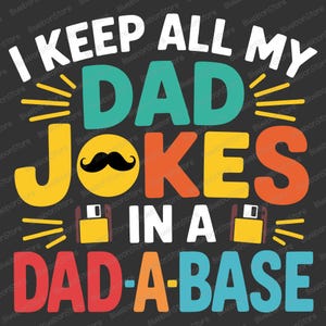 Op de afbeelding: Grafisch ontwerp op een zwarte achtergrond met de tekst "I KEEP ALL MY DAD JOKES IN A DAD-A-BASE". Het ontwerp bevat kleurrijke tekst, een gele smiley met een snor en gele en blauwe accenten.