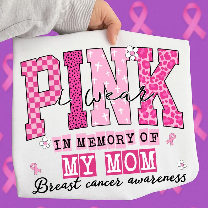 K&ouml;nnte beinhalten: Wei&szlig;es T-Shirt mit den Worten "PINK I wear IN MEMORY OF MY MOM Breast cancer awareness" in Rosa und Schwarz. Das Wort "PINK" hat ein kariertes, Leopardenmuster und Kreuzmuster. Eine Hand h&auml;lt das T-Shirt.