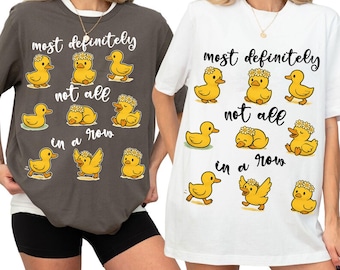 Pato gracioso PNG, cita "Definitivamente no todos en fila" PNG, clipart de patito amarillo lindo, diseño de camiseta con humor sobre salud mental