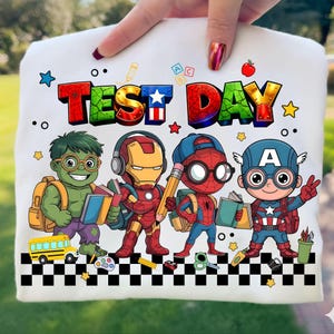Puede incluir: Un juego de tres botes de cerámica con tapas. Los botes son blancos con un estampado floral azul. El más grande mide 20 cm de alto, el mediano 18 cm y el más pequeño 15 cm.