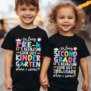 Puede incluir: Dos ni&ntilde;os con camisetas negras con texto colorido. Una camiseta dice "so long, PRE-k, it's been fun! Look out KINDERGARTEN, here i come!" La otra dice "so long, SECOND GRADE, it's been fun! Look out 3RD GRADE, here i come!"