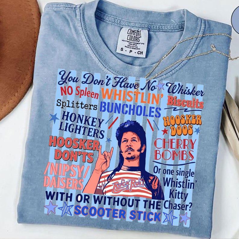 Pu&ograve; includere: T-shirt Comfort Colors azzurra con una grafica che presenta testo e un'illustrazione di un uomo. Il testo include frasi come "You Don't Have No Whisker" e "Scooter Stick."
