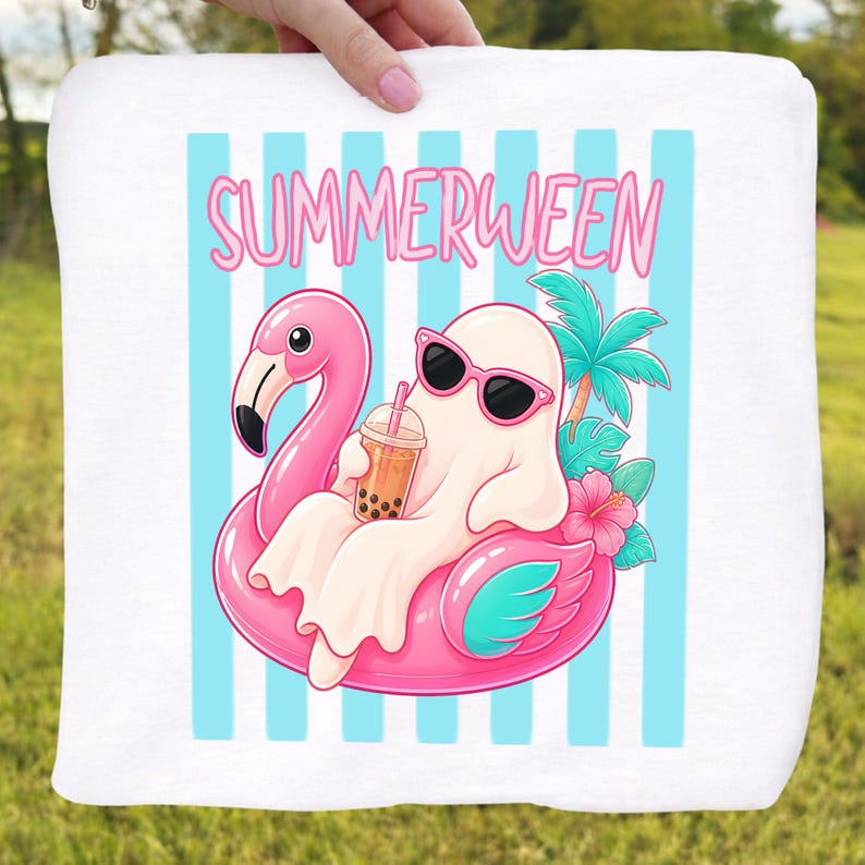 K&ouml;nnte beinhalten: Wei&szlig;es Strandtuch mit einem Cartoon-Geist mit Sonnenbrille, der auf einem rosa Flamingo-Schwimmring sitzt. Der Geist h&auml;lt ein Getr&auml;nk mit Boba. Auf dem Tuch steht das Wort "SUMMERWEEN" in rosa Buchstaben und blauen Streifen.
