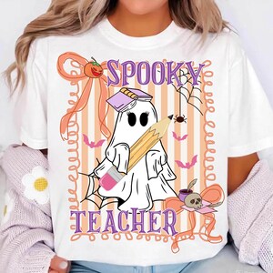 Gruseliger Lehrer Png, niedlicher Geist, der Bleistift-Sublimation hält, Halloween-Schulhemd-Design, Herbst-Klassenzimmer PNG, Halloween-Lehrer Png