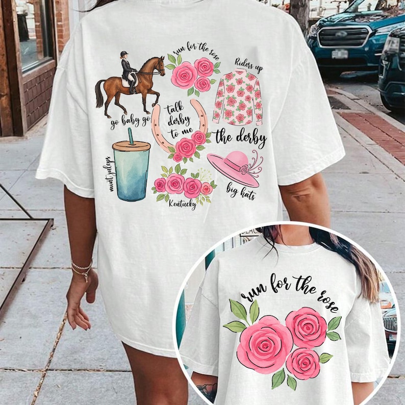 以下が含まれることがあります： ピンクのバラと「run for the rose」という文字が書かれた白いTシャツ2枚。もう1枚には「run for the rose」、「riders up」、「talk derby to me」、「the derby」、「big hats」、「go baby go」、「mint juleps」、「Kentucky」と書いてある。
