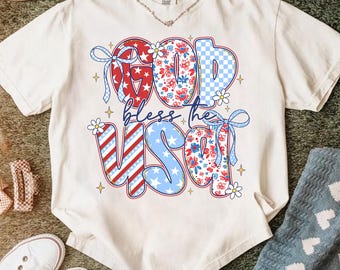 Dios bendiga a EE. UU. PNG, letras patrióticas en rojo, blanco y azul, sublimación bonita del 4 de julio, gráfico retro de EE. UU., diseño de camiseta del Día de la Independencia