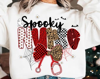 Enfermeira assustadora de Halloween em PNG, design fofo de sublimação de enfermeira de outono, estetoscópio com estampa de leopardo em PNG, vida de enfermeira de Halloween em PNG para download digital