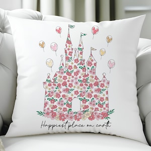 Cojín de castillo floral, "El lugar más feliz del mundo", decoración de cuento de hadas, diseño de cabeza de dibujos animados, regalo para el hogar.