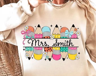 Personalisierter Lehrer Bleistift Png, Zurück in der Schule Lehrer Name Png, Erster Schultag Png, Buntes Bleistift-Shirt-Design, Lehrer-Shirt-Design