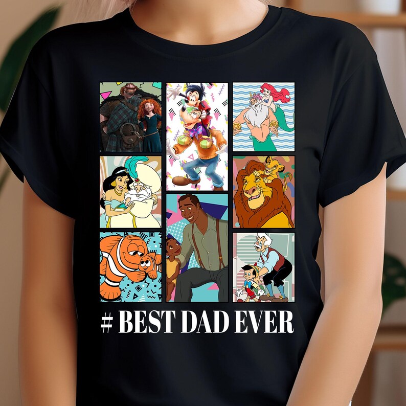 Pu&ograve; includere: T-shirt nero con un collage di personaggi dei cartoni animati in quadrati colorati. Il design include personaggi di vari film d'animazione. Il testo "# BEST DAD EVER" &egrave; stampato in bianco nella parte inferiore della maglietta.