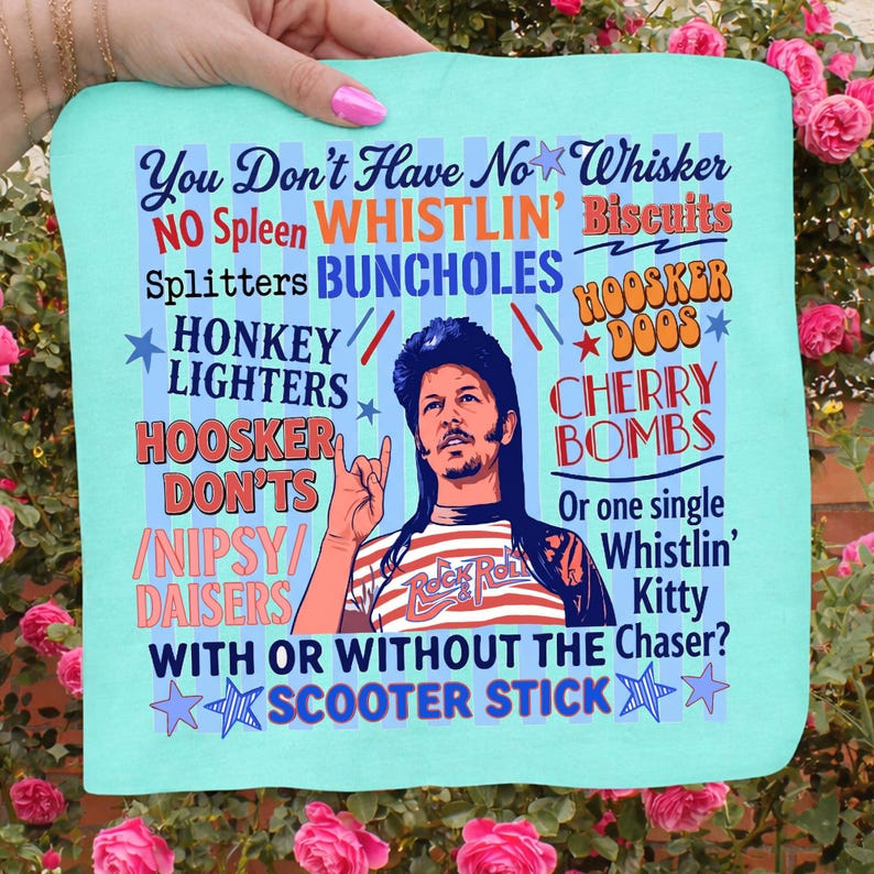 Pu&ograve; includere: Un tessuto quadrato azzurro con una grafica raffigurante un uomo con i capelli lunghi e del testo. Il testo include frasi come "You Don't Have No Whisker" e "Scooter Stick". L'uomo indossa una camicia a righe.
