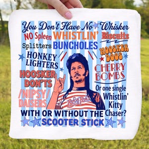Pu&ograve; includere: Tessuto quadrato bianco con una grafica raffigurante un uomo con i capelli lunghi e del testo. Il testo include frasi come "You Don't Have No Whisker" e "Scooter Stick" in rosso, blu e bianco. Il tessuto &egrave; tenuto da una mano.