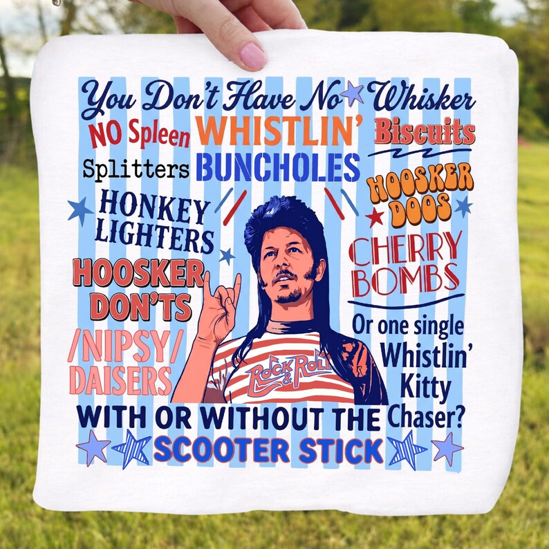 Pu&ograve; includere: Tessuto quadrato bianco con una grafica raffigurante un uomo con i capelli lunghi e del testo. Il testo include frasi come "You Don't Have No Whisker" e "Scooter Stick" in rosso, blu e bianco. Il tessuto &egrave; tenuto da una mano.