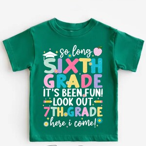 Puede incluir: Camiseta verde de manga corta con un gr&aacute;fico colorido que dice "So long Sixth Grade, It's Been Fun! Look Out 7th Grade, Here I Come!". El dise&ntilde;o incluye un birrete, una manzana y flores.