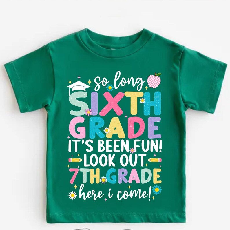 Puede incluir: Camiseta verde de manga corta con un gr&aacute;fico colorido que dice "So long Sixth Grade, It's Been Fun! Look Out 7th Grade, Here I Come!". El dise&ntilde;o incluye un birrete, una manzana y flores.