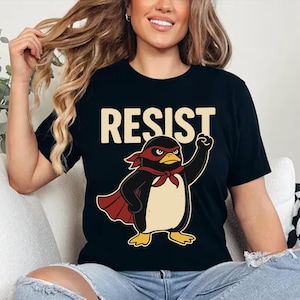 Lustiger Pinguin-Protest-Svg, Widerstands-Pinguin-Svg, Superheld-Protest-Tierdesign, politische Satire-Svg, Karikatur-aktivistischer Pinguin-Shirt PNG