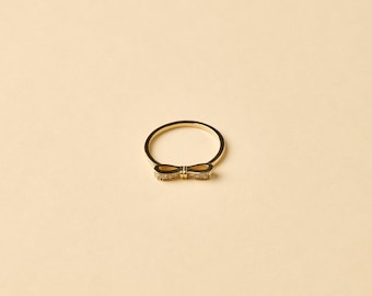 14K Solid Yellow Gold Round Diamond Ribbon Ring