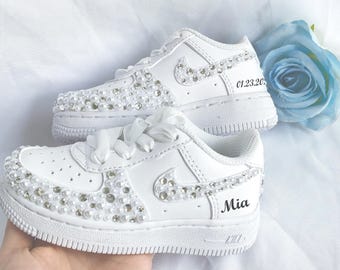 Exklusive, personalisierte Air Force 1 Sneaker für Kinder mit Perlenverzierung – Individuell gestaltete Perlen-Schuhe für Blumenmädchen – Sneaker für den Abschlussball – Einzigartiges Jubiläumsgeschenk