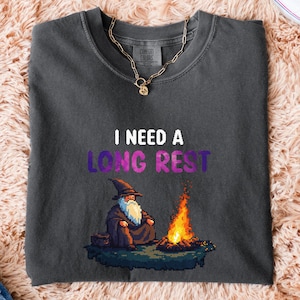 I need a Long Rest - Dungeons and Dragons Baldur&#39;s Gate 3 inspiriertes Shirt, Pixel Art T-Shirt, Videospiel-Shirt, Geschenk für Gamer, Komfortfarben