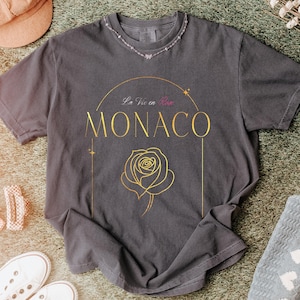 モナコ コンフォートカラー Tシャツ、ユニセックス サマーTシャツ、エレガント モナコTシャツ、ローズシャツ、バケーションシャツ、F1、モンテカルロ、モナコグランプリ