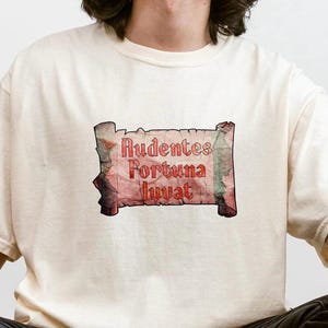Audentes Fortuna Iuvat - Chemise inspirée de Kingdom Come Deliverance, chemise médiévale, chemise vintage, chemise rétro, la fortune favorise les audacieux, latin