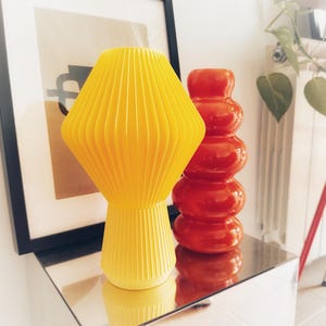 Lampada da tavolo PLISSÉ x T-SHU, design moderno e minimalista, realizzata con materiali di alta qualità e stampante 3D.