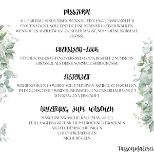 May include: A white informational card with black text detailing fit, oversized look, delivery time, and washing instructions. The card is decorated with green and gray watercolor leaves. The text includes "PASSFORM", "OVERSIZED-LOOK", "LIEFERZEIT", and "ANLEITUNG ZUM WASCHEN".
