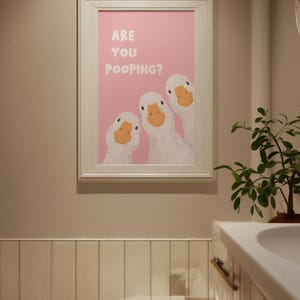 Póster del trío de patos "¿Estás haciendo caca?" en el baño