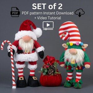 Peut inclure: Deux gnomes de Noël festifs, l'un habillé en Père Noël avec une canne en bonbon, l'autre en elfe. Un sac en velours rouge avec des pommes de pin et de la verdure est posé entre eux. Le texte "SET of 2" est inclus.