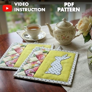 Könnte beinhalten: Rustikales Holzschild mit dem Text "Welcome to our home" in weißer Schrift. Das Schild hat eine Used-Optik und ein schlichtes, einladendes Design, ideal für eine Veranda oder einen Eingangsbereich.