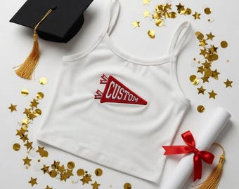 Canotta personalizzata con gagliardetto universitario ricamato, abbigliamento personalizzato per la squadra, toppa con nome e bandiera dell'università, mascotte della squadra, regalo per la classe senior 2026