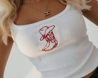 Canotta ricamata con stivale e cappello da cowboy, canotta western, canotta a coste stile cowboy costiero, crop top boho minimalista, maglietta per il giorno della partita, regalo per cowgirl