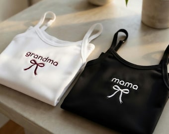 Canotta personalizzata ricamata per la festa della mamma, girocollo personalizzato con lettere del college, nome, data, logo, regalo minimalista, regalo per la mamma o la nonna