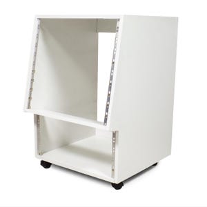 Op de afbeelding: Een witte, gehoekte, tweelaagse rack met metalen rails en wielen. De rack is ontworpen voor het opslaan en vervoeren van audioapparatuur.