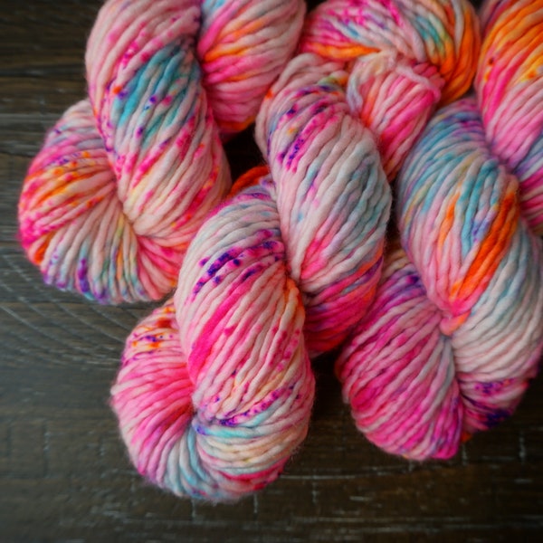 Pop Rocks - fil de nylon laine superwash épais simple pli fibre mèche - teint à la main rose néon orange violet bleu aqua laine au crochet