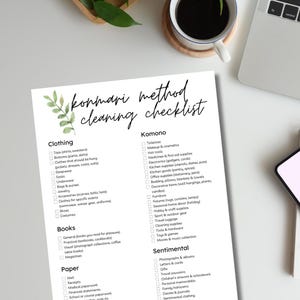 Könnte beinhalten: Eine druckbare KonMari-Reinigungscheckliste mit Kategorien für Kleidung, Bücher, Papier, Komono und sentimentale Gegenstände. Jede Kategorie enthält eine Liste von Gegenständen, die man beim Entrümpeln berücksichtigen sollte.