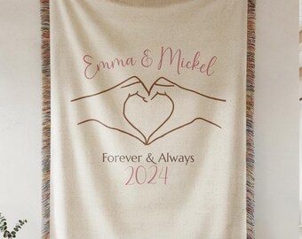 Manta tejida personalizada para pareja, regalo de aniversario de boda personalizado con nombres y fecha, manta romántica con corazones y manos, regalo para recién casados.