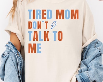 Camiseta divertida para mamás cansadas, colores cómodos, camiseta sarcástica para mamás, camiseta gráfica para mamás con la que te identificarás, camiseta moderna para mamás