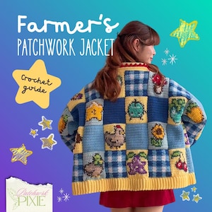 Może przedstawiać: Patchworkowa kurtka szydełkowa z niebiesko-żółtym wzorem w kratę, z haftowanymi kwadratami z motywami wiejskimi. Kurtka ma żółte wykończenie i widoczny jest napis "Farmer's PATCHWORK JACKET".