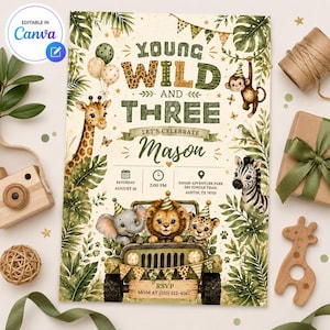 Op de afbeelding: Een verjaardagsuitnodigingskaart met de tekst Young Wild and Three, Let's Celebrate Mason, geïllustreerd met een giraf, aap, zebra, olifant, leeuw en luipaard in een jungleomgeving met een groene jeep en feestelijke ballonnen.