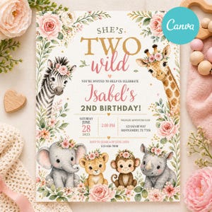 Op de afbeelding: Een grillige uitnodiging voor Isabel's 2e verjaardag, met een zebra, giraf, olifant, leeuw, aap en neushoorn, allemaal versierd met bloemenkransen. Het ontwerp bevat de tekst "She's Two Wild" en evenementdetails.